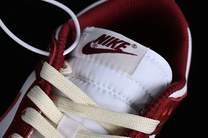 All Categories Nk SB Dunk Series Nk SB Dunk Low Low-top sneakers Cost-effective version Nk Dunk Low Prm "Team Red" Retro white and red SB low-top sports and leisure sneakers FJ4555-100
